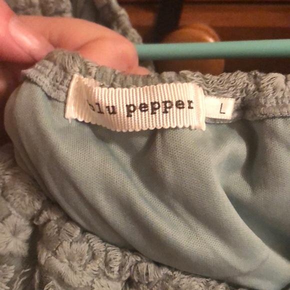 NWOT off the shoulder top, L - Picture 3 of 6